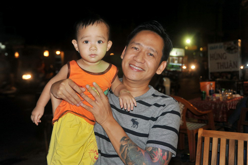 Ca sĩ Duy Mạnh vừa mới trở về sau chuyến lưu diễn Mỹ. Tuy còn hơi mệt, nhưng khi hay tin cậu em trai Hiếu Hiền khai trương quán, anh đã đến chúc mừng và cầu cho việc kinh doanh của cậu em được thành công mỹ mãn.