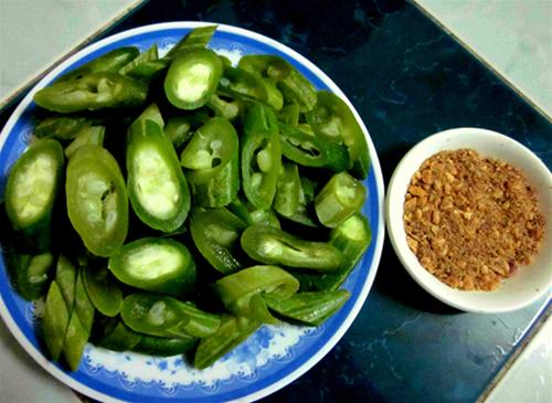 Lặc lày chấm muối vừng vừa ngọt vừa mát - Ảnh: P.T.T.