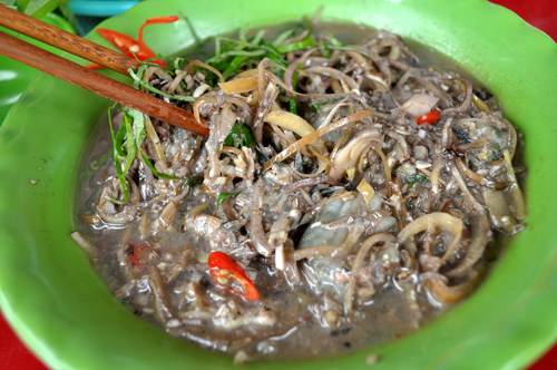 Hải quỳ biển được nấu với hoa chuối với vị nước ngọt lịm kết hợp với độ giòn, sật rất thích hợp với dân nhậu. Một bát gium đầy đặn ở quán có giá 150.000 đồng/bát tô.