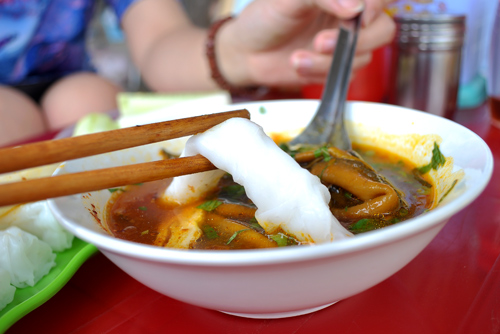 Lươn đem chế biến phải là lươn đồng, không phải loại lươn nuôi đại trà. Khi chế biến, lươn nguyên con hoặc chỉ cắt làm đôi mới... đúng chất lươn tươi.