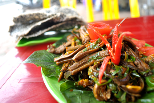 Lươn xào đầy đặn giá 100.000 đồng/đĩa.