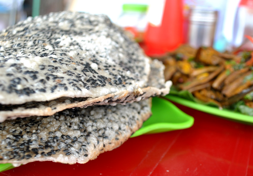 Bánh đa Đô Lương nhỏ xinh nhưng nhiều vừng, giòn và thơm thơi mùi tỏi, ớt tiêu cay.