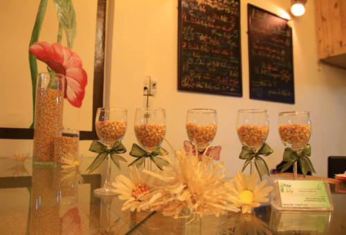 Cà phê, ăn vặt thú vị ở Móm & Bắp