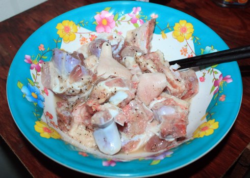 Nấu với sườn non hay giò heo thì thái nhỏ thịt, rửa sạch bằng nước muối, ướp với các loại gia vị.