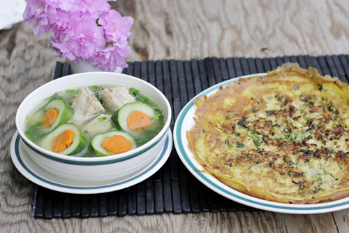 Canh dưa leo và trứng rán nấm cho bữa tối nhanh gọn
