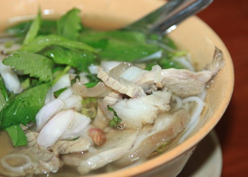 Bún tiêu có thể nấu kèm với thịt bắp giò, giò heo hoặc thịt vịt đều ngon miệng. Ảnh: K.H.