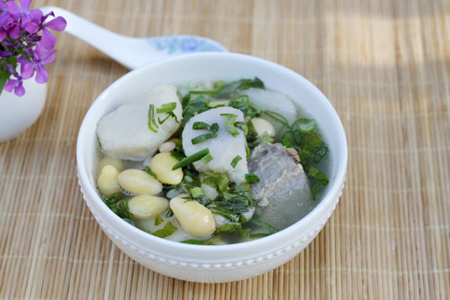 Đuôi bò hầm bạch quả và khoai sọ