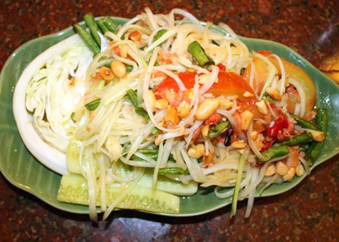 Gỏi đu đủ là món ăn chơi phổ biến trong ẩm thực Thái Lan. Ảnh: K.H.