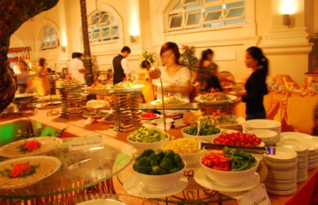 Khách sạn có buffet Á Âu với hơn 40 món ăn đặc sắc mới lạ.
