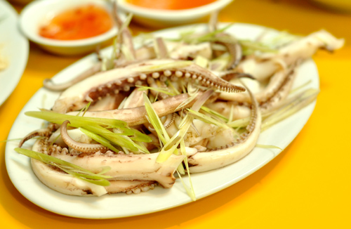 Đĩa râu mực hấp rất đầy đặn, giá 78.000 đồng.