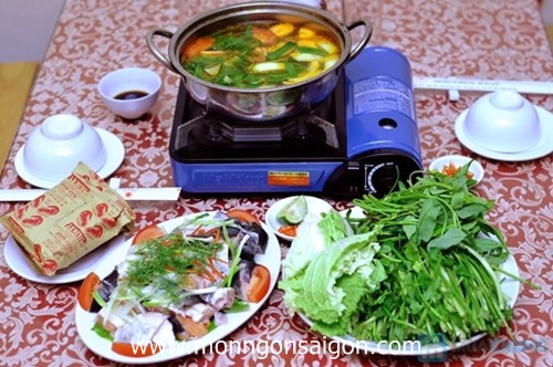 Nồi lẩu cá hồi thật hấp dẫn