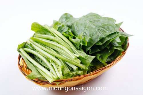 Tuy nhiên, theo đánh giá của nhiều thực khách thì lẩu cá hồi ăn nhúng cải ngọt ăn ngon hơn hẳn