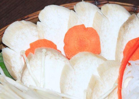 Nấm đùi gà, cà rốt thái lát mỏng.