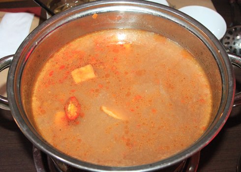 Nước dùng được nấu từ nước ninh hoa quả cùng ít màu đỏ của cà chua.