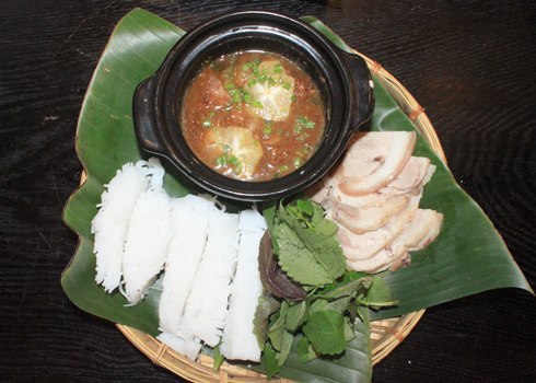 Bún mắm tép thịt luộc.