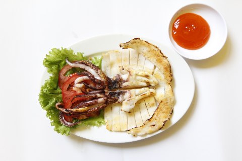 Mực một nắng nướng.