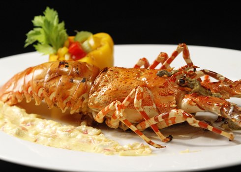 Tôm hùm xối mỡ ăn với sốt bơ chanh của Quang Huy.