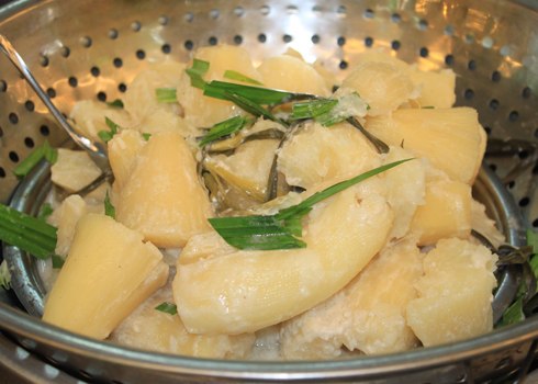 Khoai mì hấp nước cốt dừa, lá dứa.