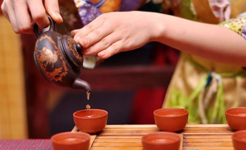 Từng động tác pha trà khéo léo, tinh tế của chủ quán cũng khiến bạn háo hức muốn thưởng thức ngay.