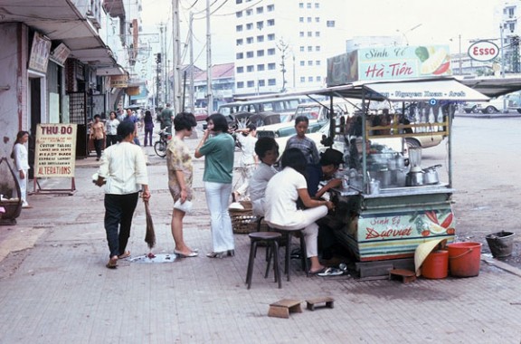 Một xe sinh tố trên đường Nguyễn Cư Trinh (quận 01)