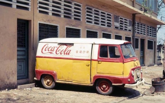 Năm 1960, hãng nước ngọt CoCa Cola chính thức có mặt ở Việt Nam.