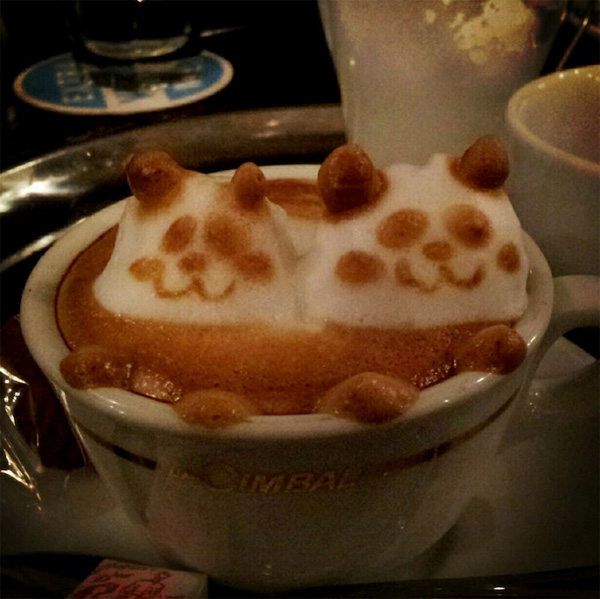 Chỉ từ cafe và bọt sữa, Yamamoto đã khéo léo tạo nên vô số những hình ảnh 3D dễ thương, từ hươu cao cổ, chú mèo nằm dài trên cốc hay đôi gấu trúc tình cảm.