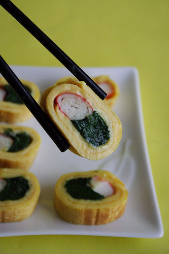 Sushi trứng cuộn.