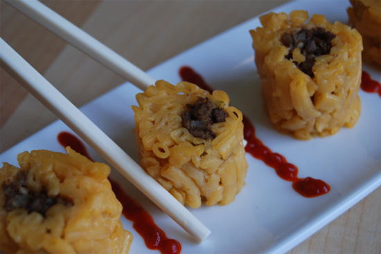 Sushi mỳ macaroni và phomat.