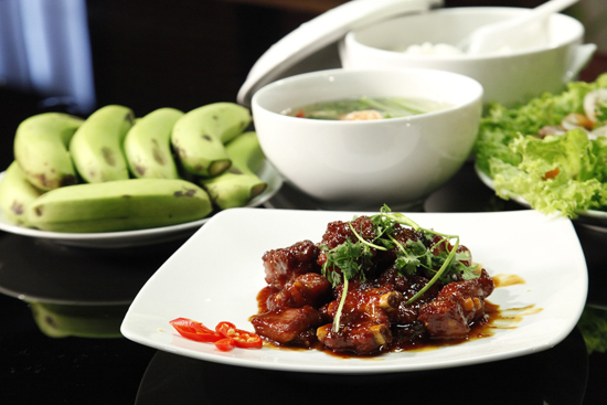 Canh tôm cải ngọt, salad dầu dấm thịt bò, sườn rim, chuối.