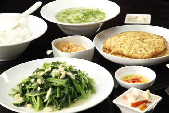 Trứng đúc thịt, bó xôi xào tỏi, canh bí thịt, ya-ua trái cây của thí sinh Thùy Dương.