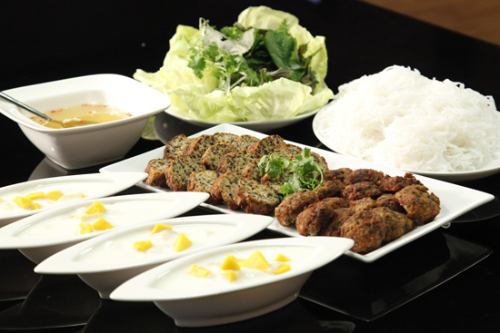 Bún chả tôm thịt và sữa chua trái cây (xoài) của Kim Quyên.