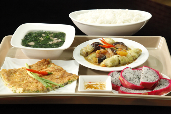 Bắp cải cuộn thịt, canh rau ngót, trứng chiên, trái cây của cô Minh Thủy.