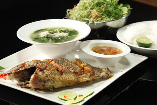 Cá rô chiên, canh cá rô cải ngọt và bún của Quang Huy.