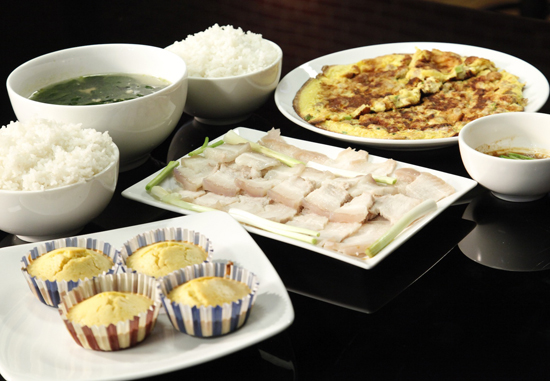 Thịt luộc mắm nêm, canh rau ngót, trứng đúc thịt, bánh cam của thí sinh Anh Thư.