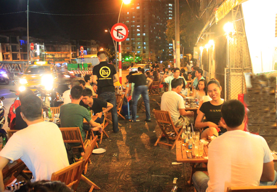 Quán luôn thu hút đông thực khách vào mỗi buổi tối.