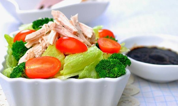 Salad gà chua ngọt dễ ăn