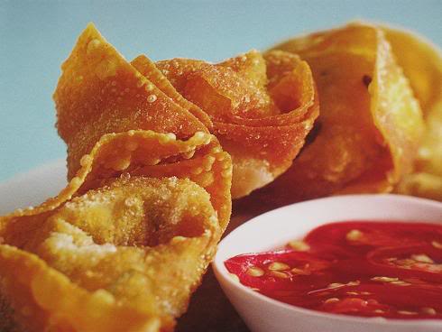 Đĩa hoành thánh chiên giòn đầy quyến rũ. Ảnh: Thanh Ly 