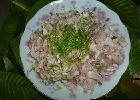 Thịt heo được bằm nhuyễn trộn đều với lá chanh thái nhỏ trước khi nướng. Ảnh: N.D.