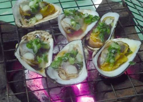 Sò quéo khi nướng với mỡ hành tỏa mùi thơm nức thật hấp dẫn. Ảnh: Tuy An.