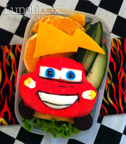 Ô tô đỏ rực trong bộ phim "Cars".