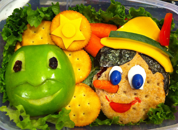 Bánh quy và hoa quả làm nên chú Pinocchio dễ thương.