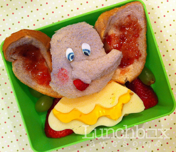 Chú voi nhỏ Dumbo từ bánh mỳ và trái cây.