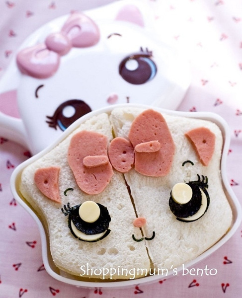 Chú mèo dễ thương trong "The Aristocats" làm từ bánh mỳ và xúc xích.