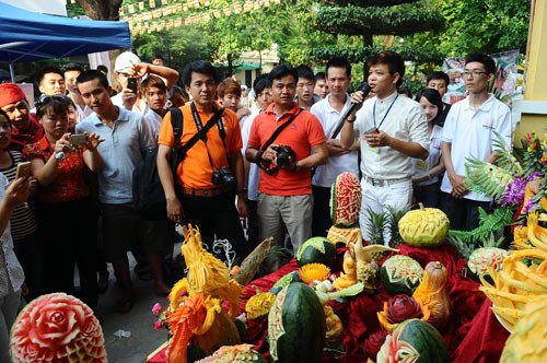 Đông đảo người dân, khách mời tới tham dự Hội thi ẩm thực chay trên vỉa hè phố Lý Thường Kiệt, Quán Sứ. 
