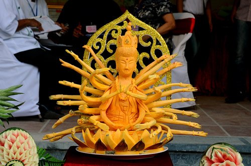 Nhiều món ăn từ trái cây, củ quả cũng được cắt tỉa trưng bày đẹp mắt. Trong ảnh là tượng Phật bà nghìn mắt nghìn tay được làm từ quả bí ngô.