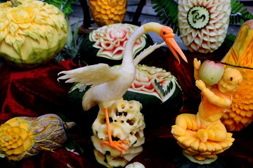 Một con cò được làm từ các loại quả.
