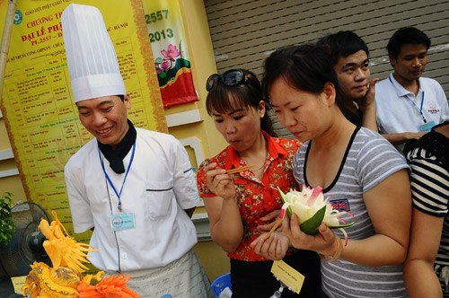 Thực khách thích thú thử món ăn.