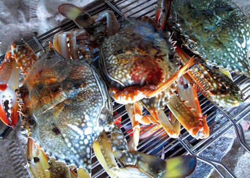 Ghẹ xanh nướng thịt ngọt, thơm ngon được ăn kèm muối tiêu chanh. Ảnh: T.T