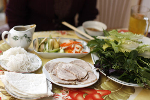 Bánh tráng phơi sương cuốn thịt