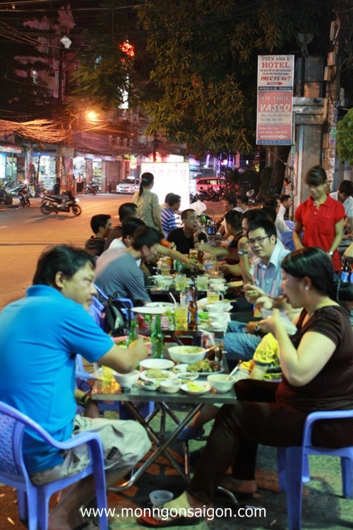 Thực khách thưởng thức món ngon.
